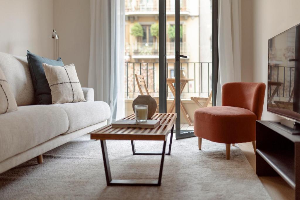 巴塞罗那C211巴塞罗那公寓 的带沙发和咖啡桌的客厅