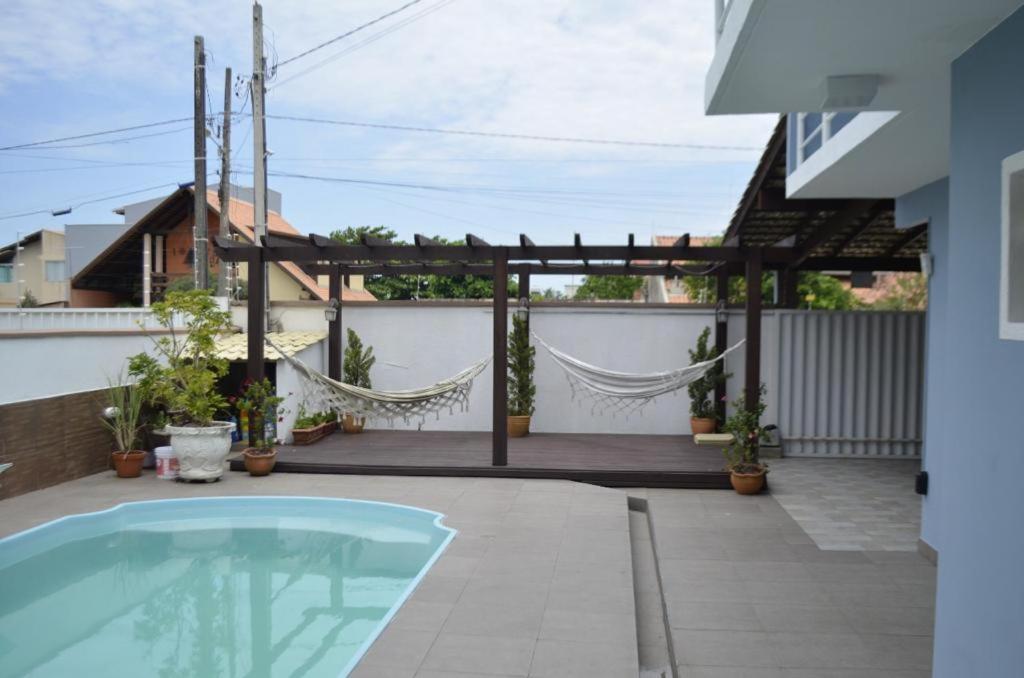 纳韦甘蒂斯Casa de Alto Padrão próxima ao Beto Carrero的后院设有游泳池和凉亭