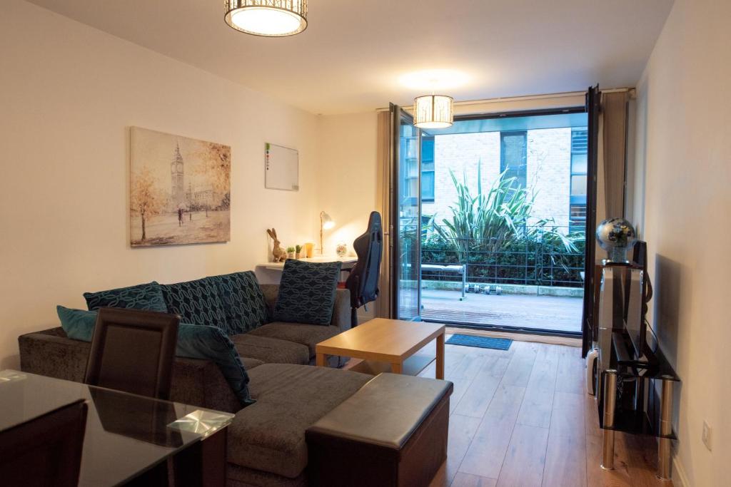 伯明翰Spacious 1 bed Apartment with workspace, Coffee & FREE Parking的客厅配有沙发和桌子