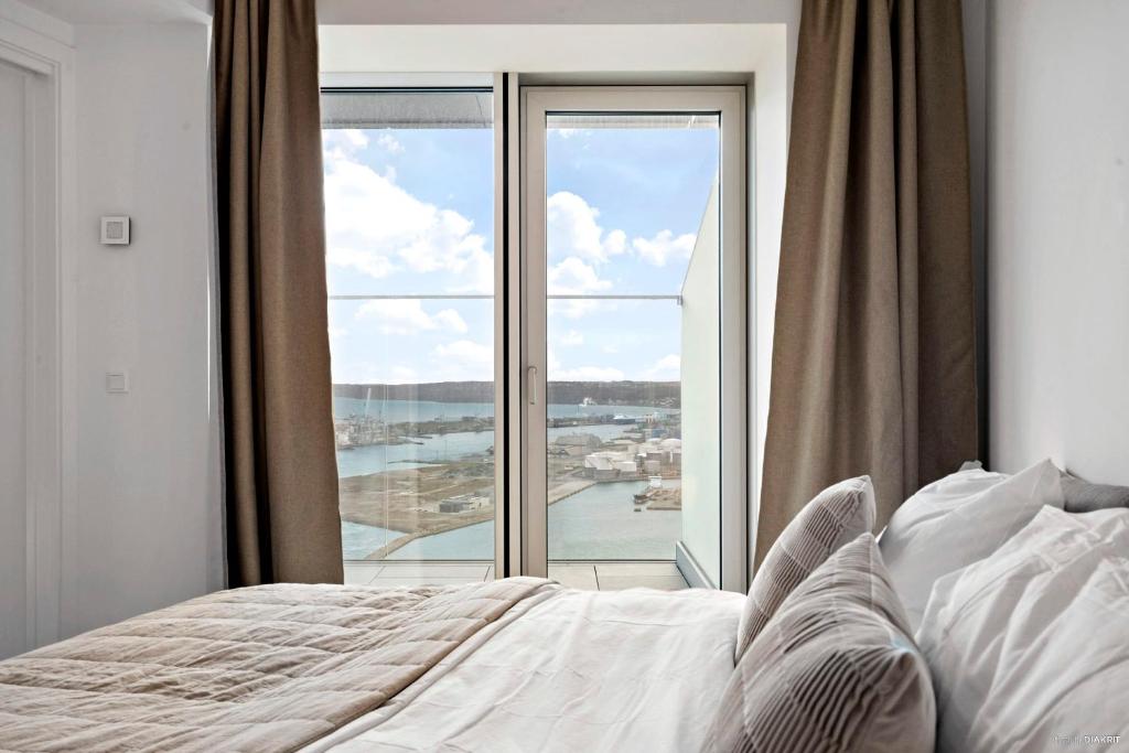 奥胡斯Best view in Denmark from 40th floor的一间卧室设有一张床和一个大窗户