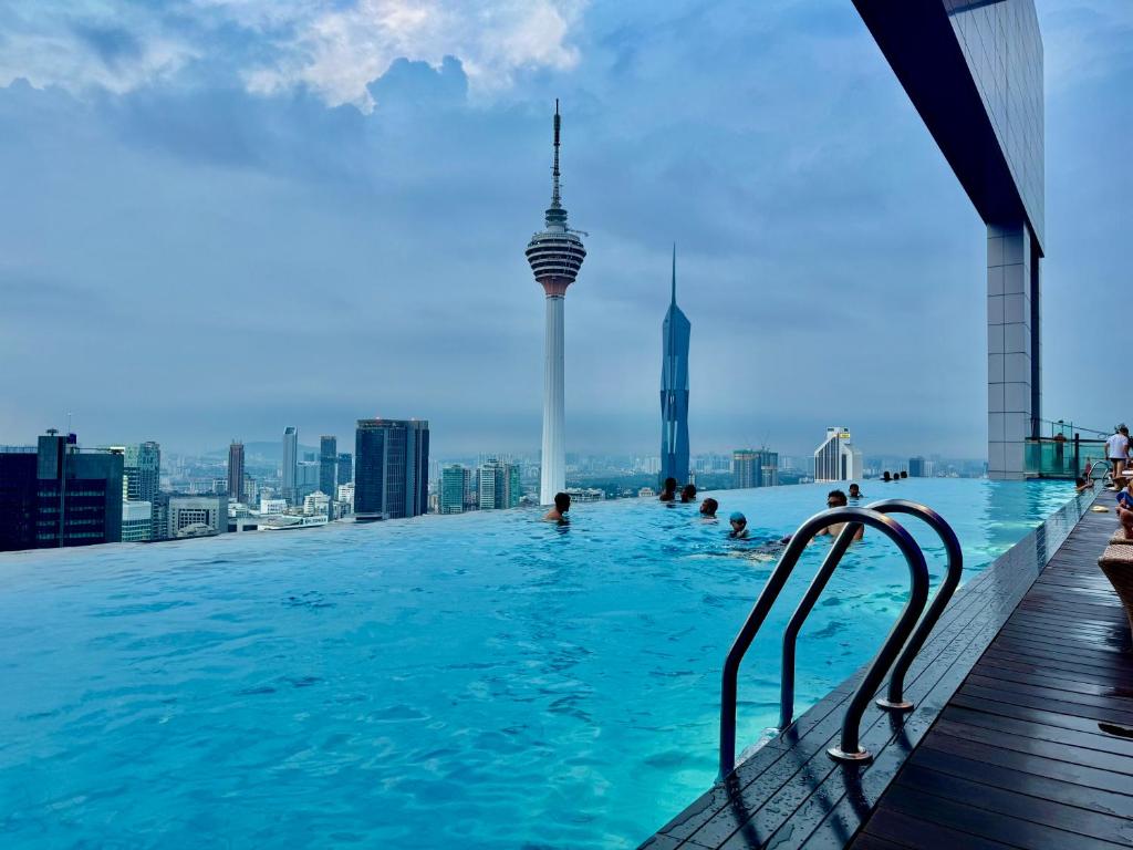 吉隆坡Platinum KLCC by Luxury Suites的一座享有城市美景的建筑屋顶上的游泳池