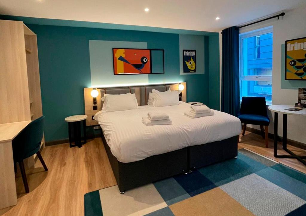 爱丁堡荷里路德公寓酒店的一间卧室配有一张蓝色墙壁的床