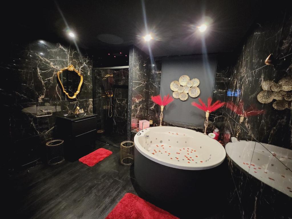 凯恩O' Plaisirs Interdits - Loveroom的带浴缸和两个盥洗盆的浴室