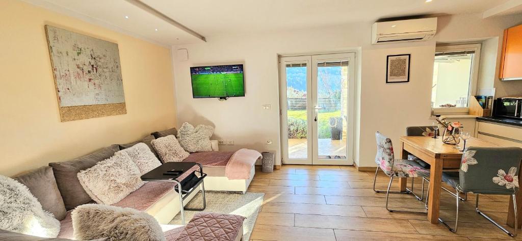 科佩尔Istrian Lux Residence的客厅配有沙发和桌子