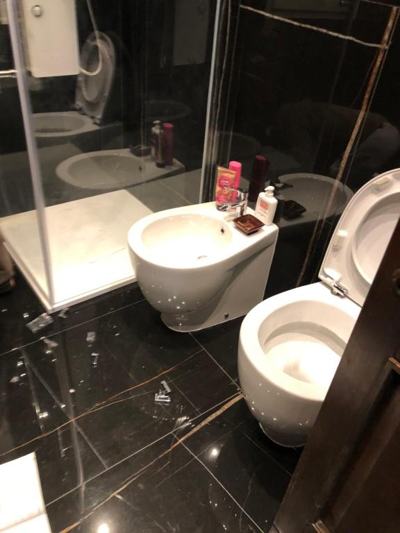 圣焦万尼瓦尔达尔诺Casa Begaj的浴室配有白色卫生间和盥洗盆。