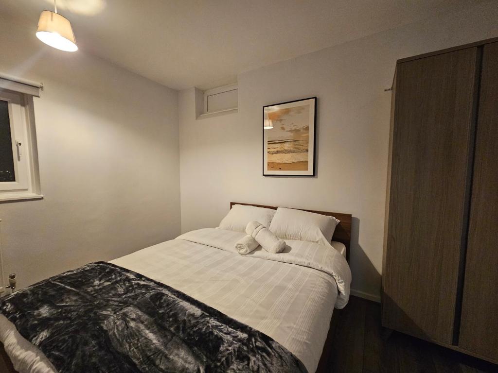 伦敦Apartment Near Towerbridge的一间卧室配有一张带两个白色枕头的床