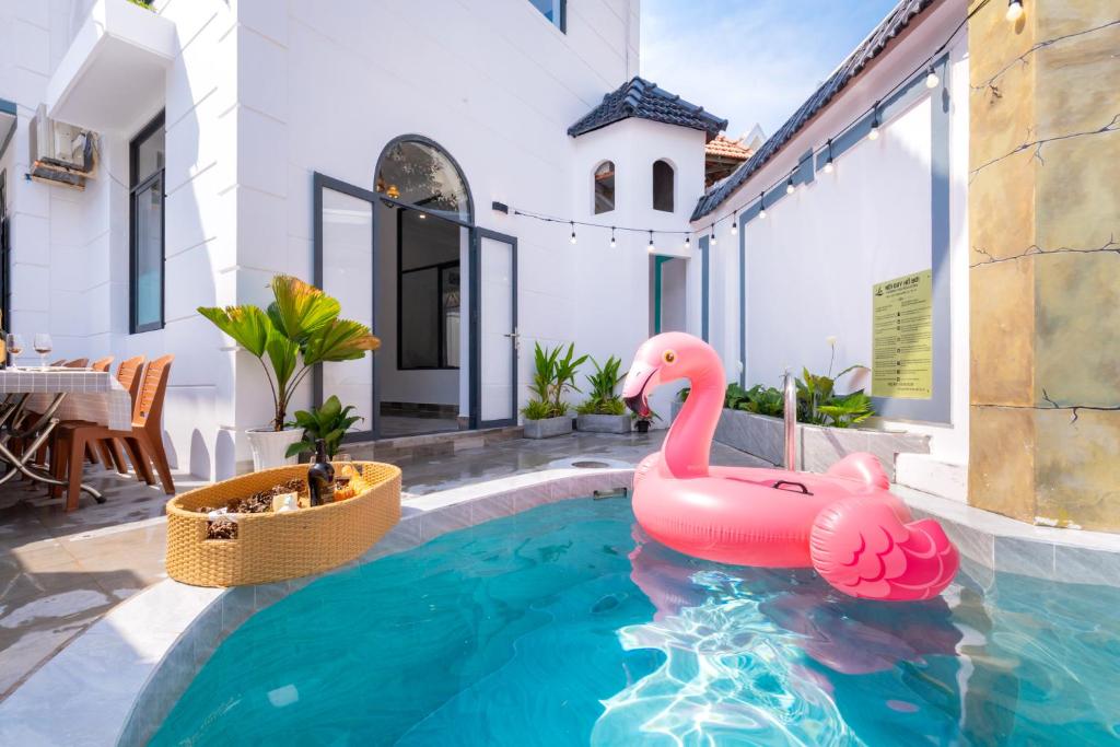 头顿Villa Hồ Bơi Vũng Tàu Gần Biển Free Bida + Karaoke - 28/2 LLQ的水中带粉红色充气火烈鸟的游泳池