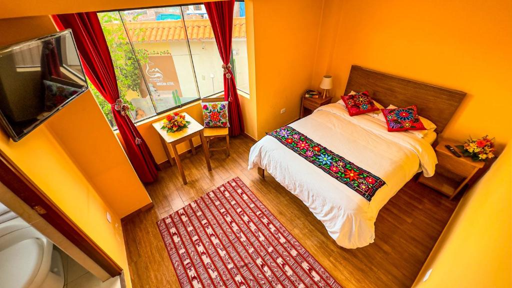 库斯科Andean Atoq Hostel的一间小卧室,配有床和窗户
