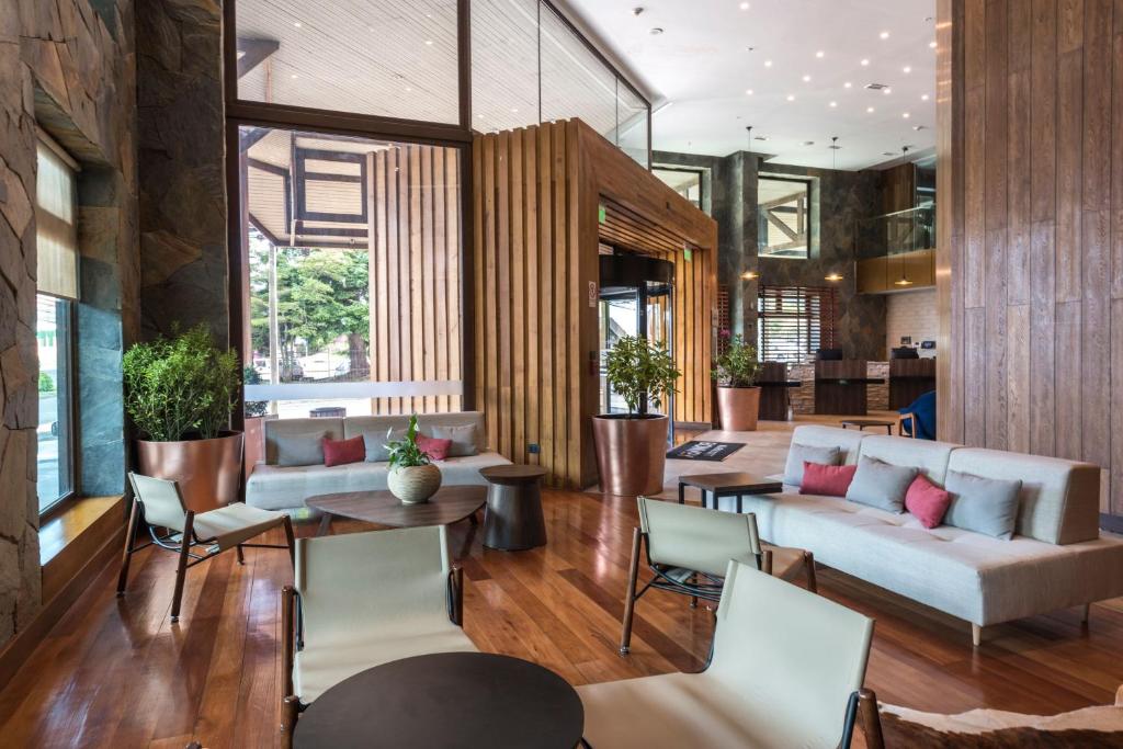 蒙特港Courtyard by Marriott Puerto Montt的客厅配有沙发和桌椅