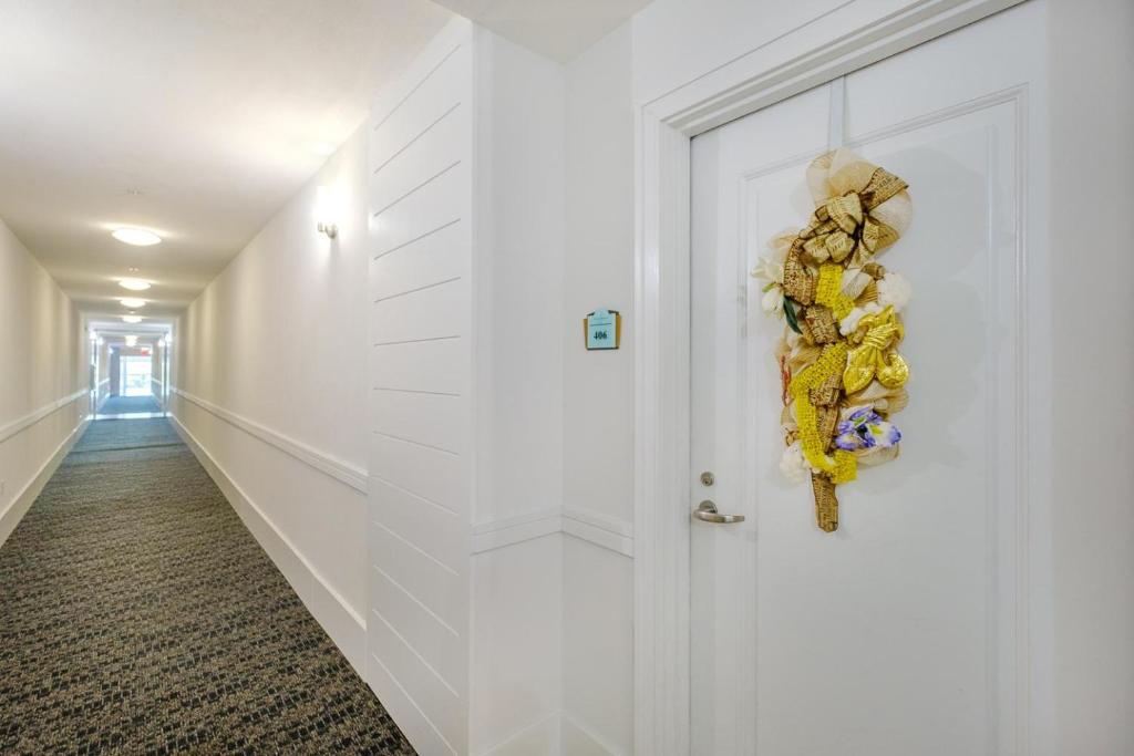 比洛克西Ocean Club 406的一条带白色门的走廊,上面有花圈