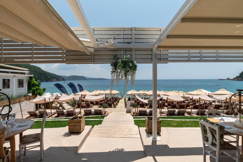 帕尔加N. Ammos Lichnos的海滩上设有桌子和遮阳伞的餐厅