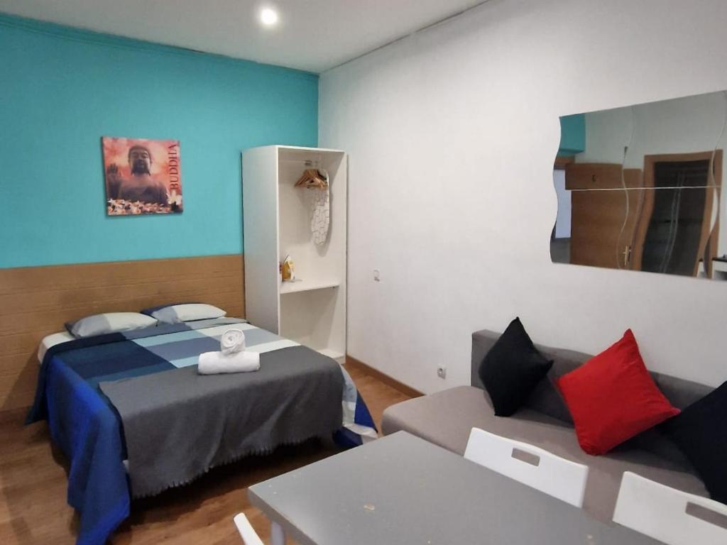 马德里Apartamentos EconoStay Barbieri 1的小房间设有床和沙发
