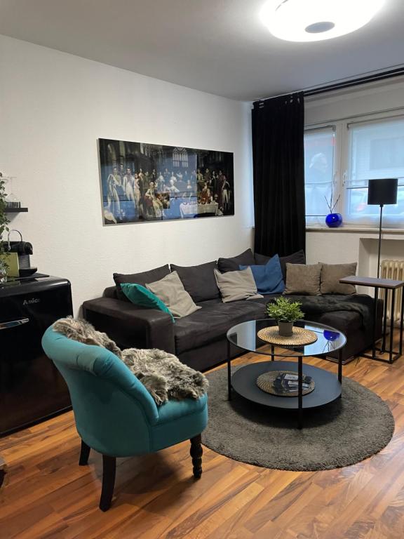 科隆科隆二号公寓的客厅配有沙发和桌子