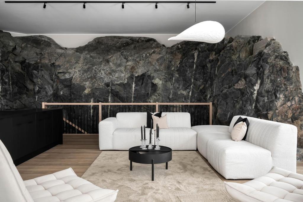 波尔沃Pellinge Marina的客厅配有2张白色沙发和1张桌子