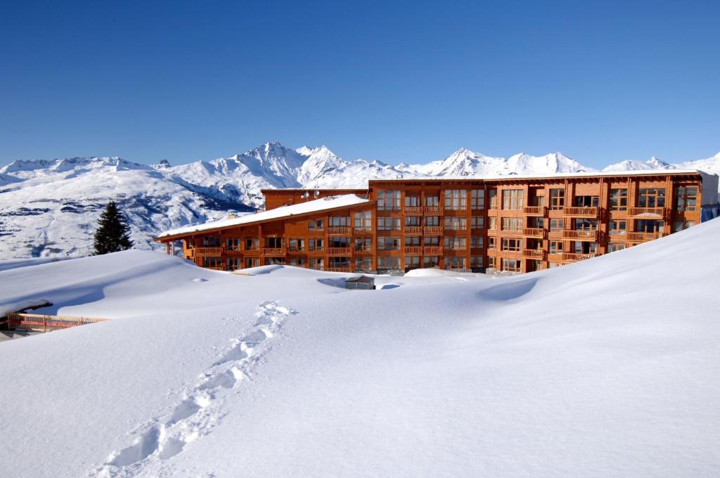 阿克1800Appart'Hotel Prestige Odalys Eden的山底下雪中的酒店