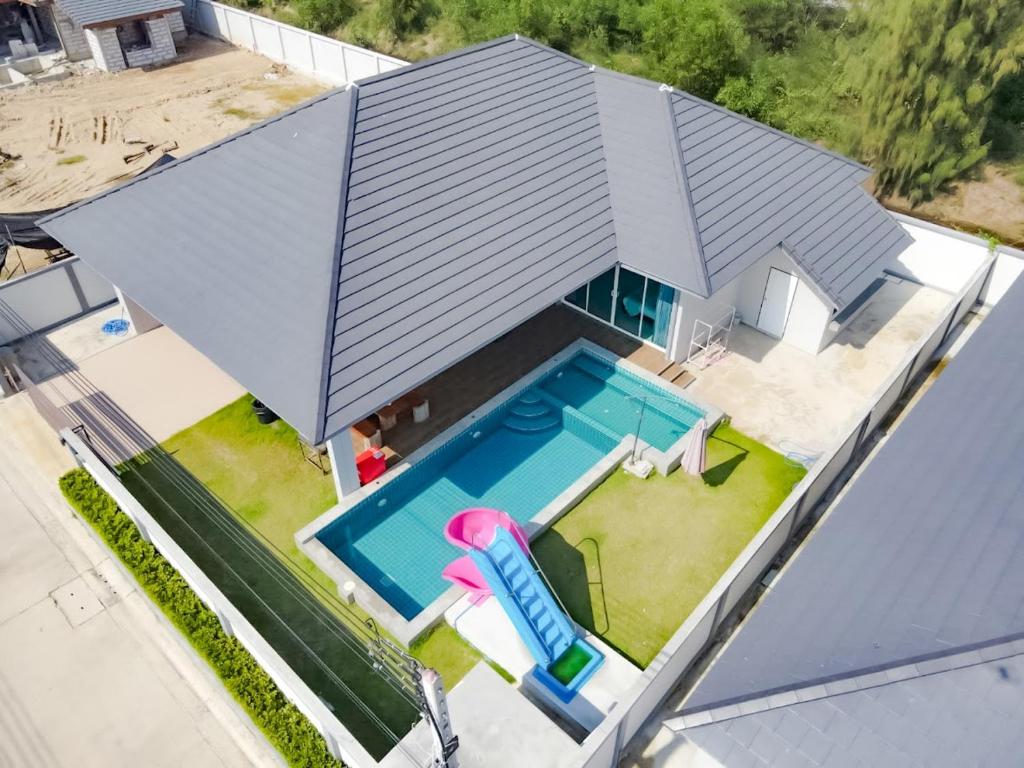 佛丕Temmy Pool Villa, Chaam - Hua Hin的享有带游泳池的别墅的顶部景致