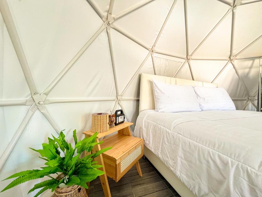 格兰岛EK-KA-NAKE ( เอกขเนก )的三角形帐篷内一间卧室(带一张床)