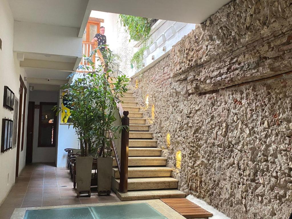 卡塔赫纳埃巴诺967号酒店的通往一座石墙建筑的楼梯