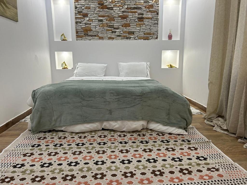 贝贾亚Villa la crête的一间卧室配有一张床和地毯
