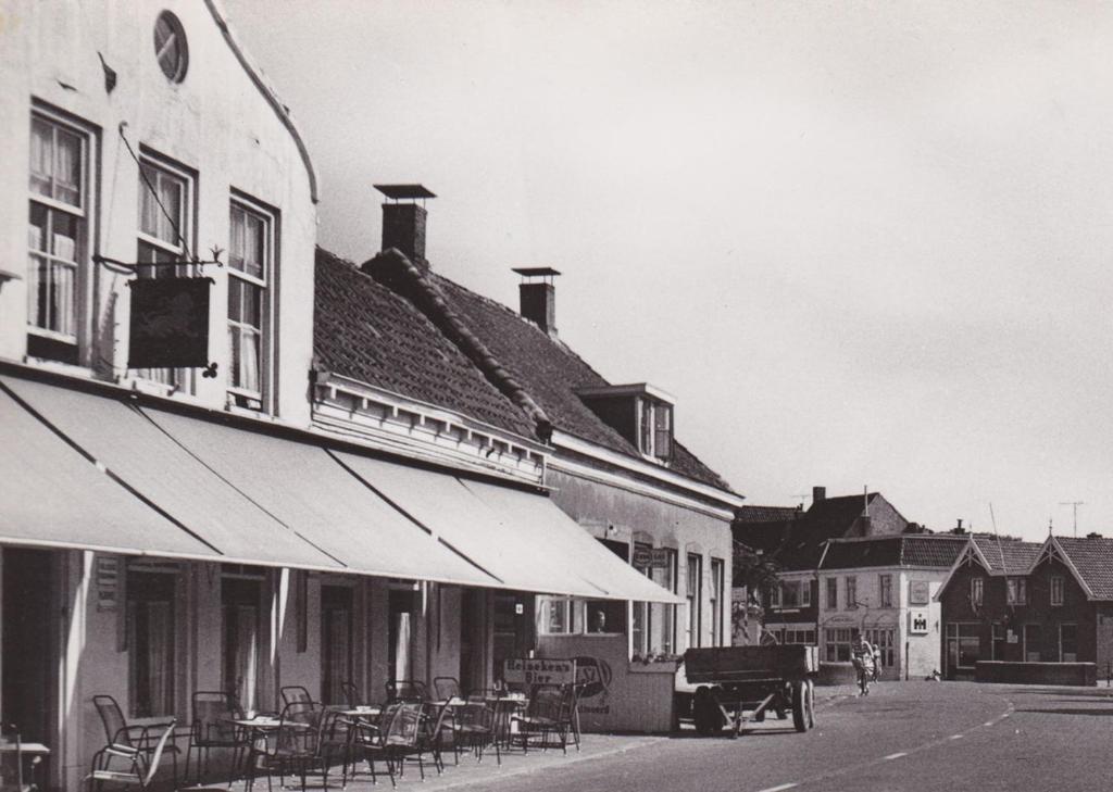 迪尔斯泰德附近韦克Hotel 1851的一张黑白相间的旧照片,一张街上有桌椅