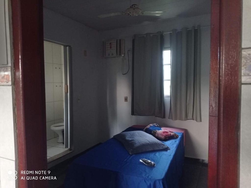 龙多诺波利斯Apartamento Aconchegante 4的一间卧室配有一张带镜子的蓝色床