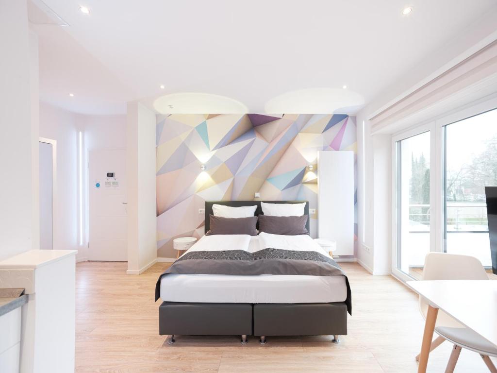 利普施塔特business boarding lippstadt的一间卧室设有一张床和色彩缤纷的墙壁