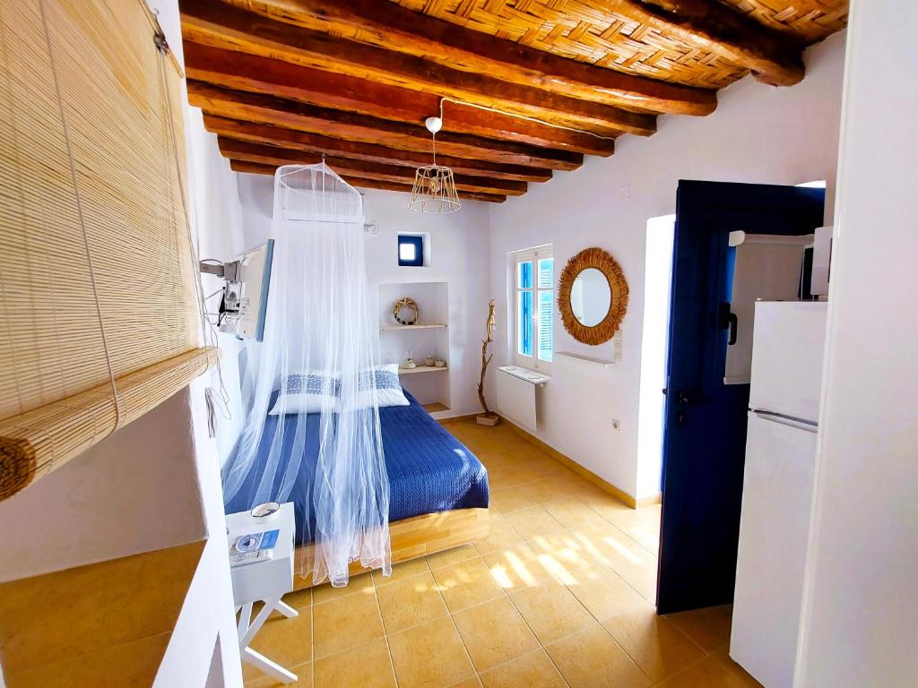 基莫洛斯岛Harmonia Studio Kimolos的一间卧室配有一张带蚊帐的床