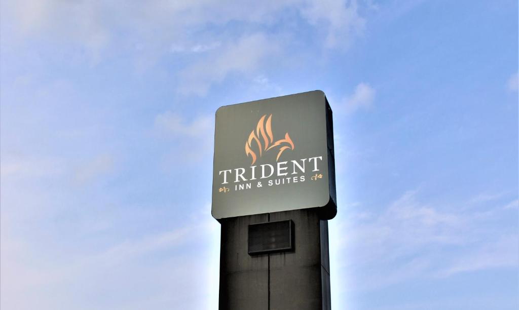 新奥尔良Trident Inn & Suites New Orleans的柱子顶上餐厅标志