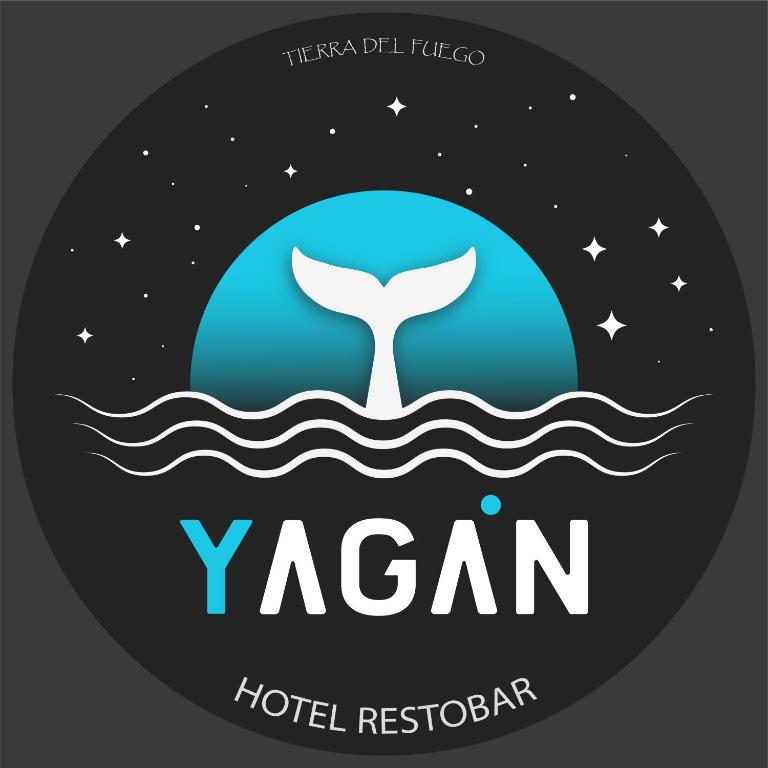 波韦尼尔Hotel Yagan Porvenir的海豚在海洋中与月球和星星