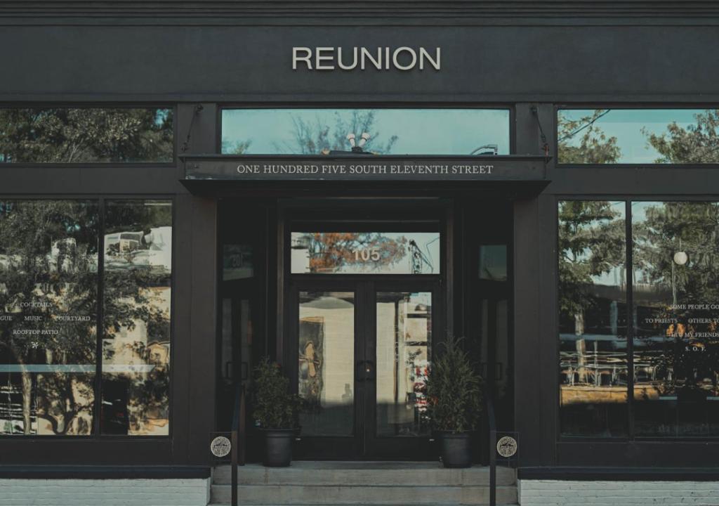纳什维尔Reunion Hotel的一座建筑,其入口处是一座带窗户的建筑