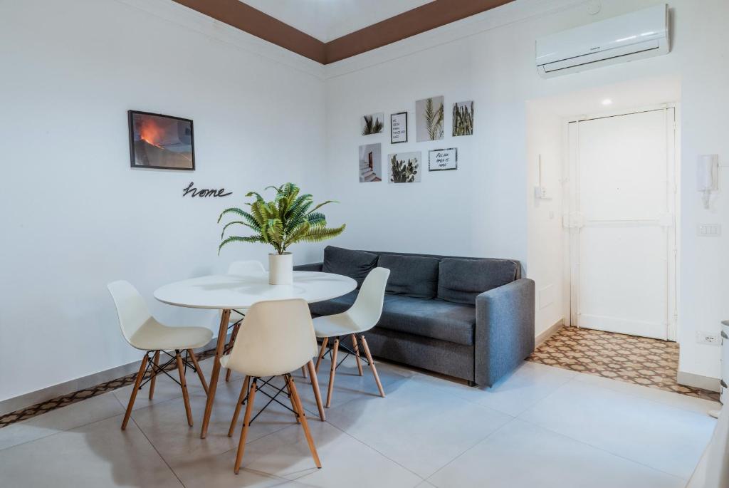 卡塔尼亚Maioliche Apartment的客厅配有桌子和沙发