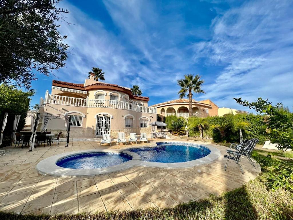 克萨达城Villa Calma的一座房子前面设有游泳池