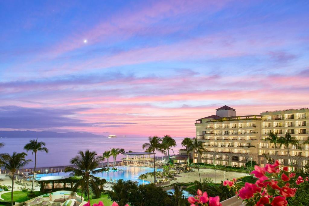 巴亚尔塔港巴亚尔塔港Spa及万豪度假酒店的日落时分酒店和大海的景色