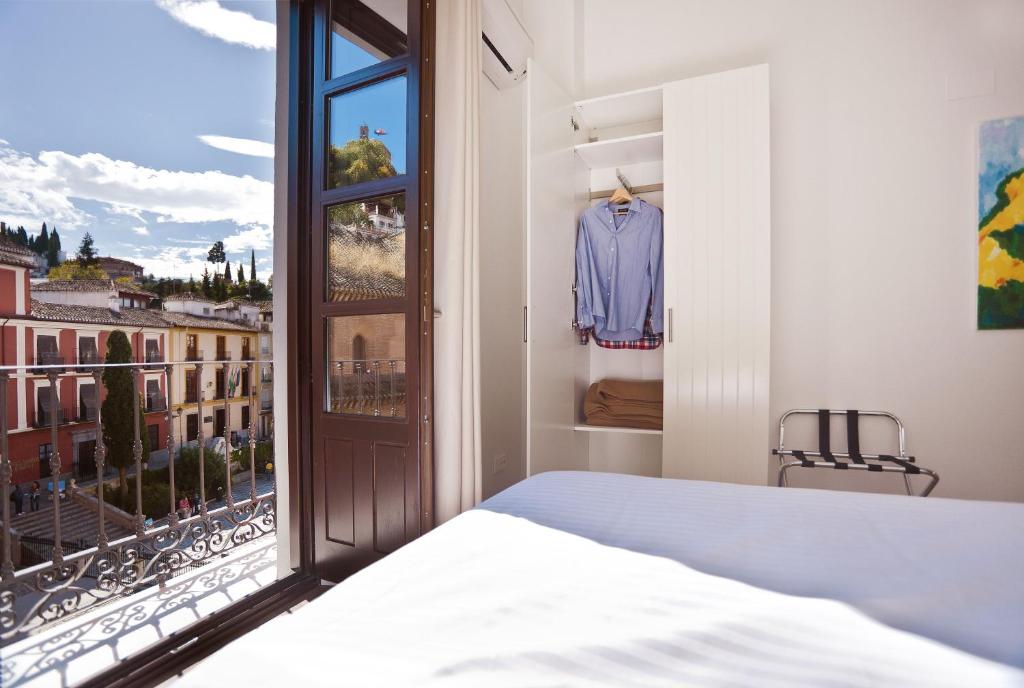 格拉纳达Casa Miravalle Darro的卧室设有市景窗户