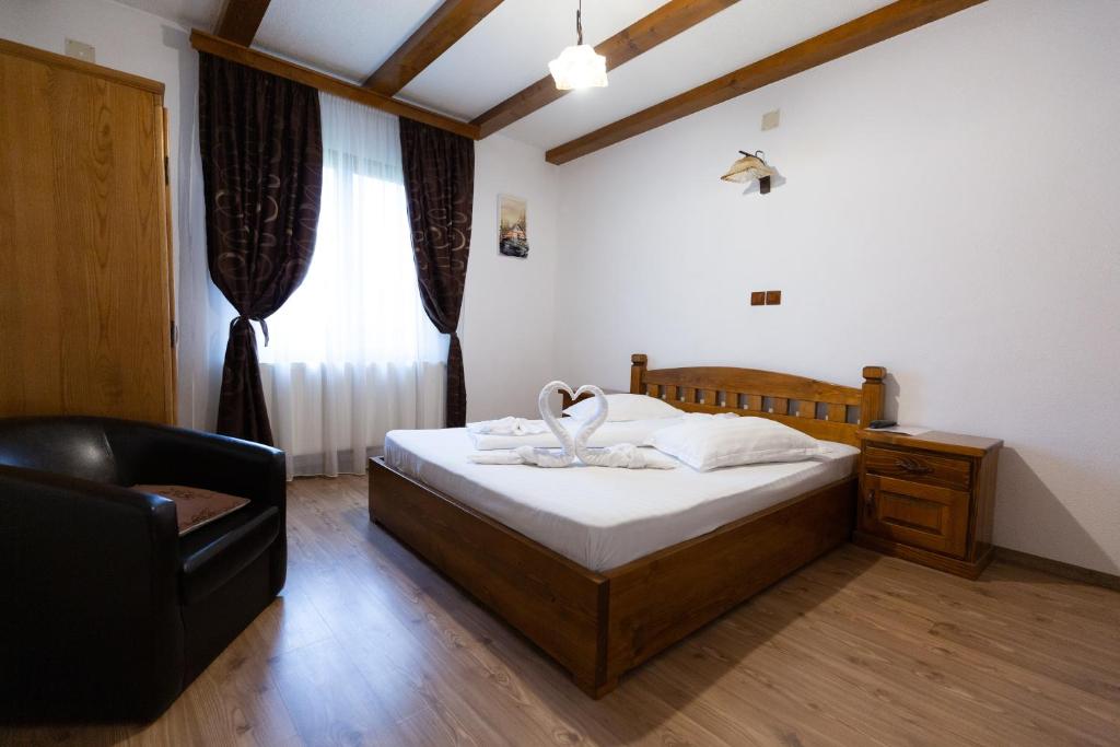 诺瓦齐- 斯特拉尼CONACUL DE SUB MUNTE的卧室配有床、椅子和窗户。
