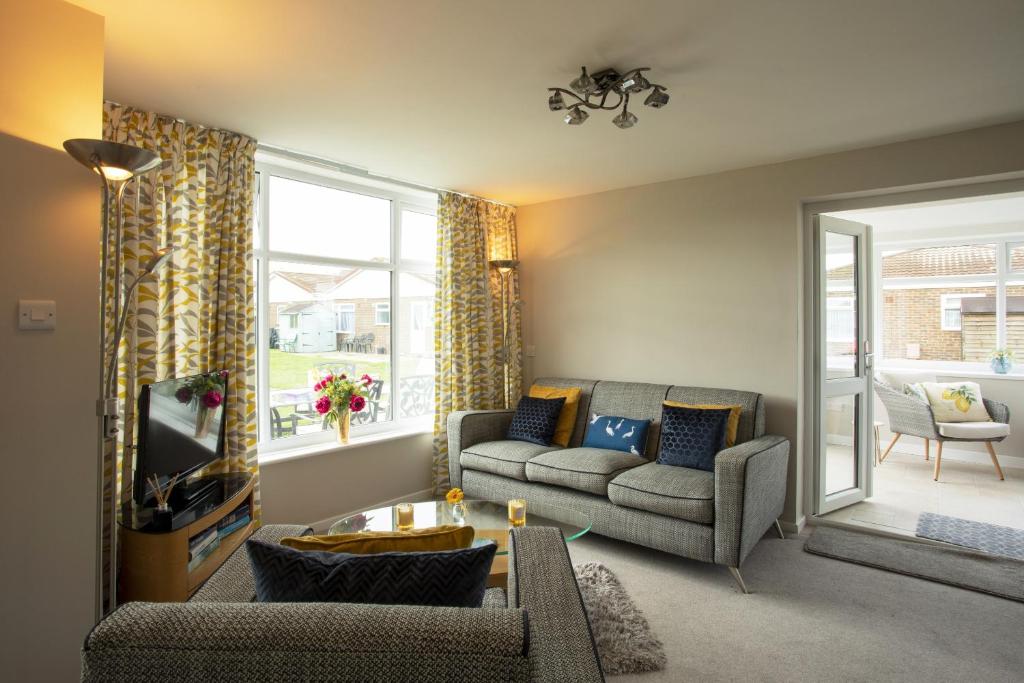 佩文西Harbour cottage sleeps 4 nr Marina Eastbourne的带沙发和电视的客厅