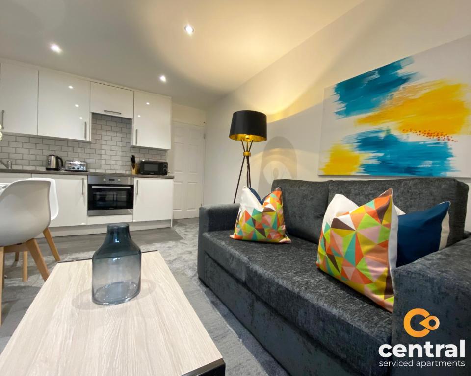 邓迪1 Bedroom Apartment by Central Serviced Apartments - Modern - FREE Street Parking - Close to University of Dundee - Weekly-Monthly Stay Offers - Wi-Fi - Cosy Little Apartment的客厅配有沙发和桌子