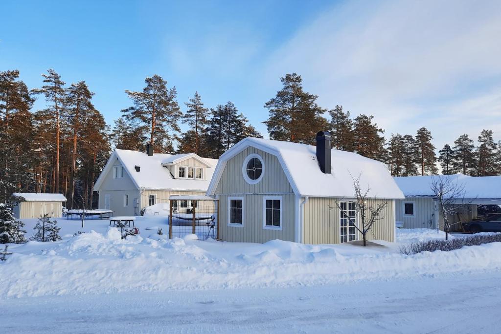 胡迪克斯瓦尔Charmigt hus och mysigt boende!的一座房子被雪覆盖在院子里