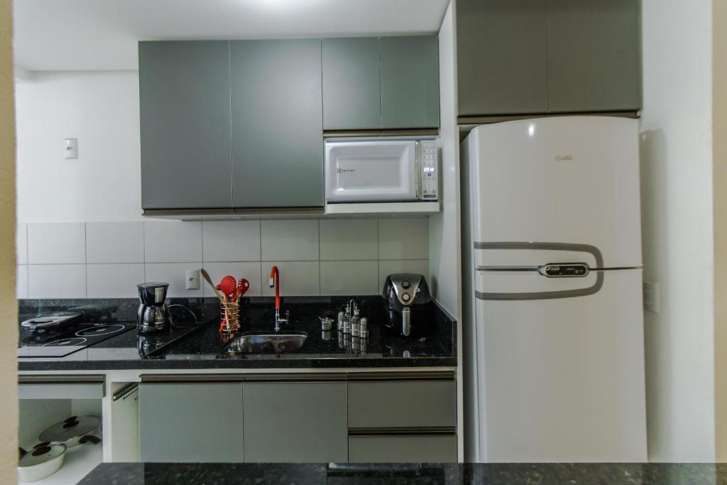 新汉堡市Apartamento 2 dormitorios Novo Hamburgo Espaço Namibe的白色的厨房配有冰箱和水槽
