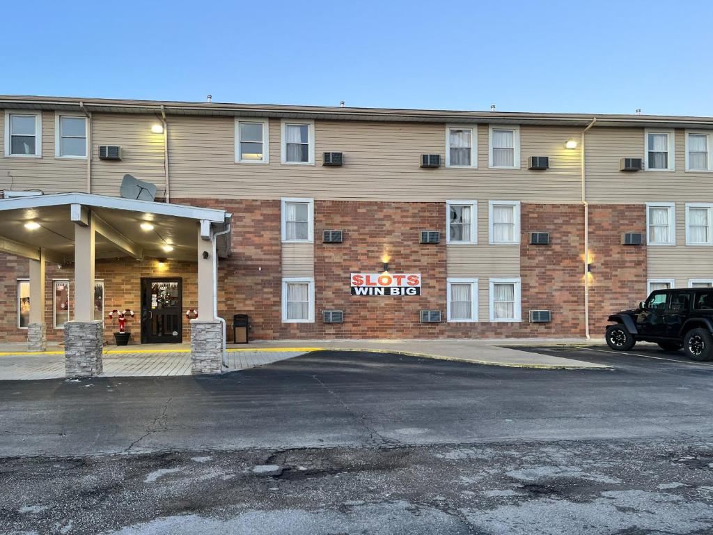 LitchfieldMotel 6 Litchfield, IL的大楼前有停车位的酒店