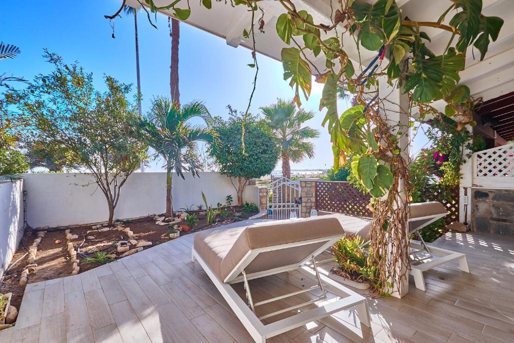 圣玛丽亚Beach Villa by Bobbywashere的庭院设有两把椅子和一棵树