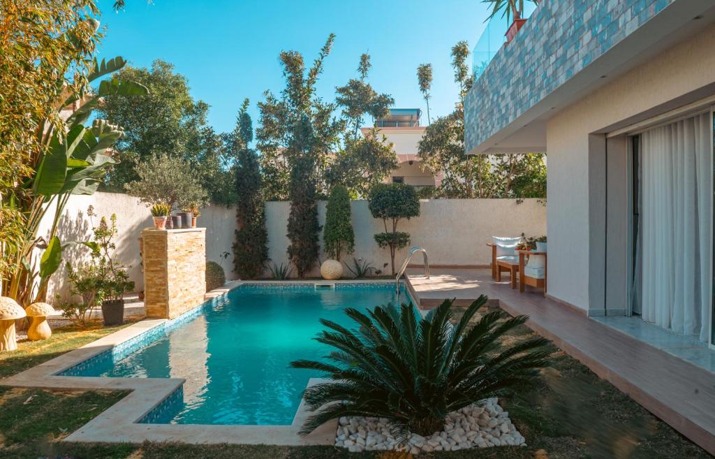 突尼斯Villa Victoria的一座房子后院的游泳池