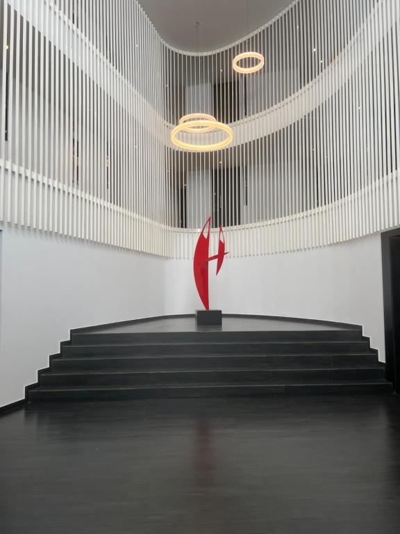 布宜诺斯艾利斯Palermo live的楼梯间的一个舞台上的红色雕塑