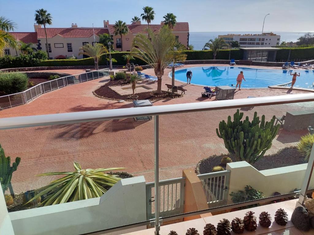 圣米格尔德阿沃纳Sunny Suite的从度假村的阳台可欣赏到游泳池的景色