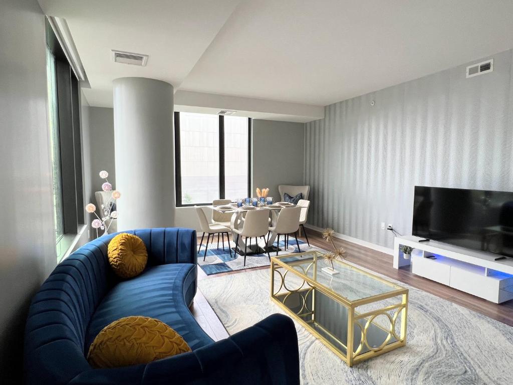 泰森斯角Premier Escape Tysons 4 Beds的客厅配有蓝色的沙发和电视