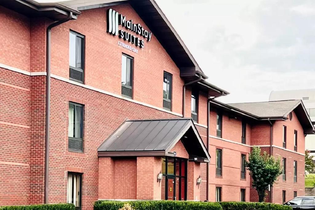 小石城MainStay Suites Little Rock West Near Medical Centers的红砖建筑,上面有标志