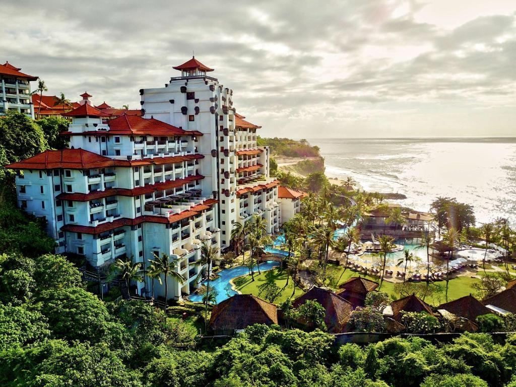 努沙杜瓦巴厘岛希尔顿度假村的享有度假胜地和海洋的空中景致