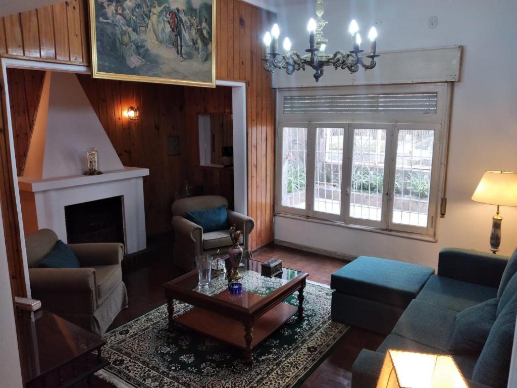 罗萨里奥La Dorada con cochera techada的客厅配有沙发和桌子
