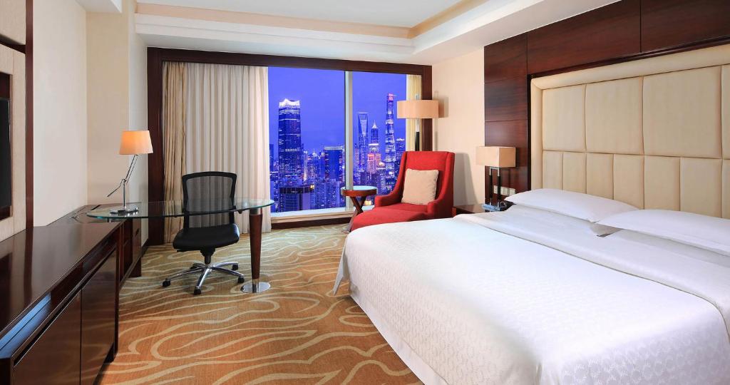 上海上海虹口三至酒店的配有一张床、一张书桌和一扇窗户的酒店客房