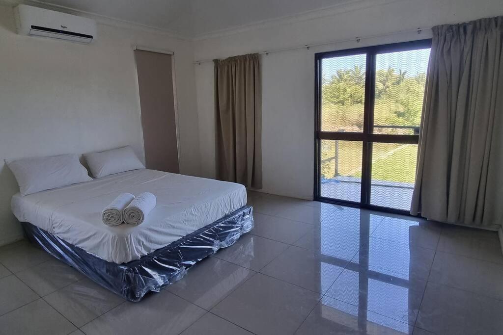 南迪Large 4 bedroom villa with Pool in Sonaisali Nadi的一间卧室设有一张床和一个大窗户